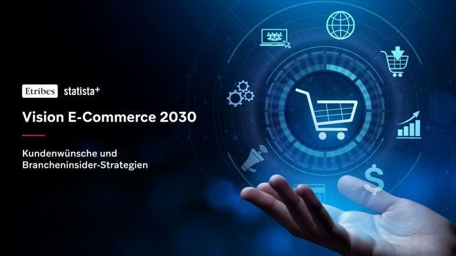 Eine Hand hält eine Kugel mit einem Einkaufswagen in der Mitte, umgeben von E-Commerce- und digitalen Symbolen.
